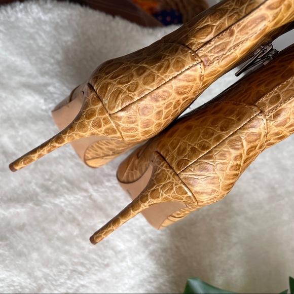 Like new! Vince Camuto •Fendels Boots• - Picture 9 of 10